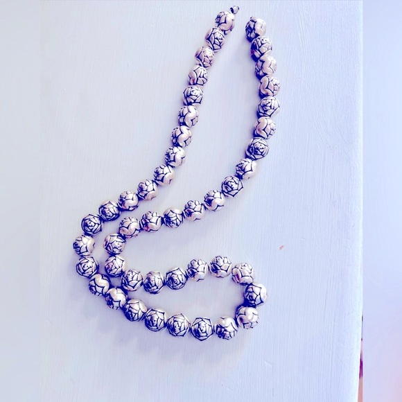 Rosette Beaded Pearls Necklace - Picture 4 of 11